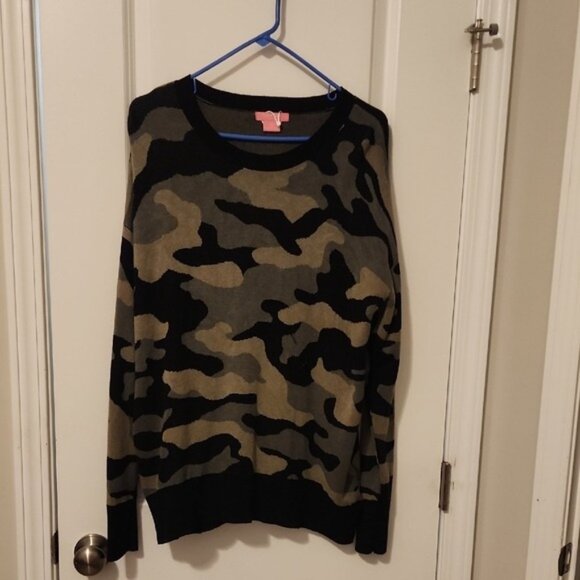 Isaac Mizrahi Sweaters - isaac Mizrahi long sleeve camouflage crewneck sweater size XL.